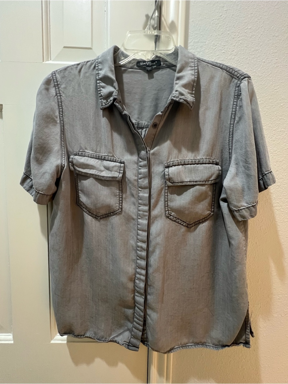 Velvet Heart Washed Gray Short Sleeve Button-Down Shirt Size Large